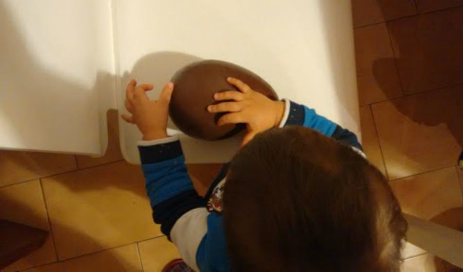 Borgia, il sindaco regala ai bambini chiusi in casa oltre 600 uova di Pasqua 53 uovo di pasqua cioccolato bambino