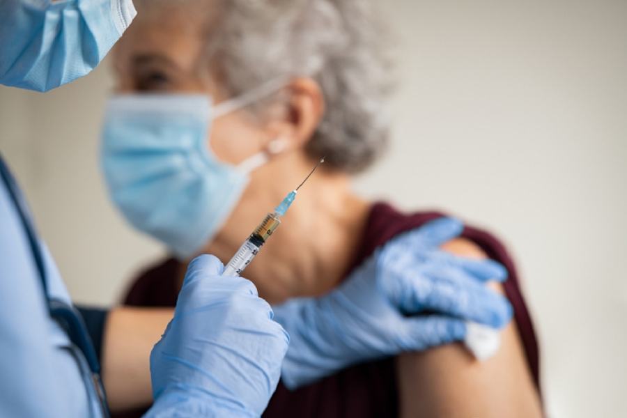 Aifa, via libera alla quarta dose ai fragili. Magrini "dovremo vaccinarci annualmente" 65 vaccinazione anziani over 80 1