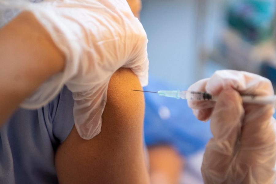 Vaccini: la protesta del comitato "Over 70 indignati": «trasferte troppo lunghe» 51 vaccini 1 5