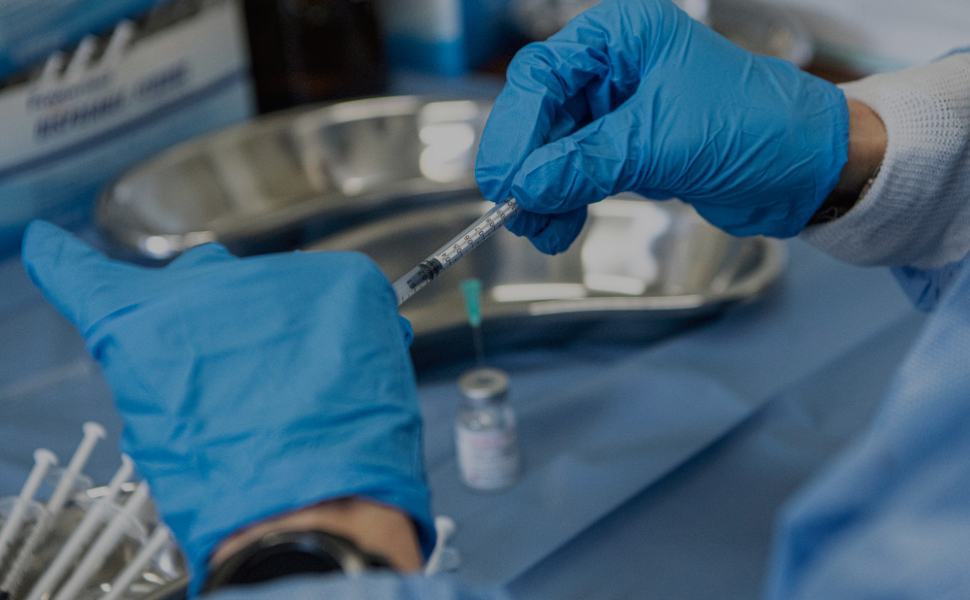 Vaccini Covid, Regione alle categorie a rischio: "quarta dose è importante" 51 vaccini 30