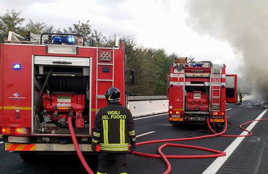 veicolo fiamme vigili fuoco