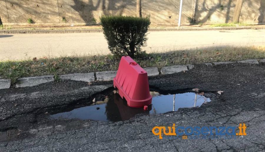 Cosenza, viale Cosmai è una groviera e manca anche la segnaletica orizzontale 59 viale cosmai buche e acqua 06