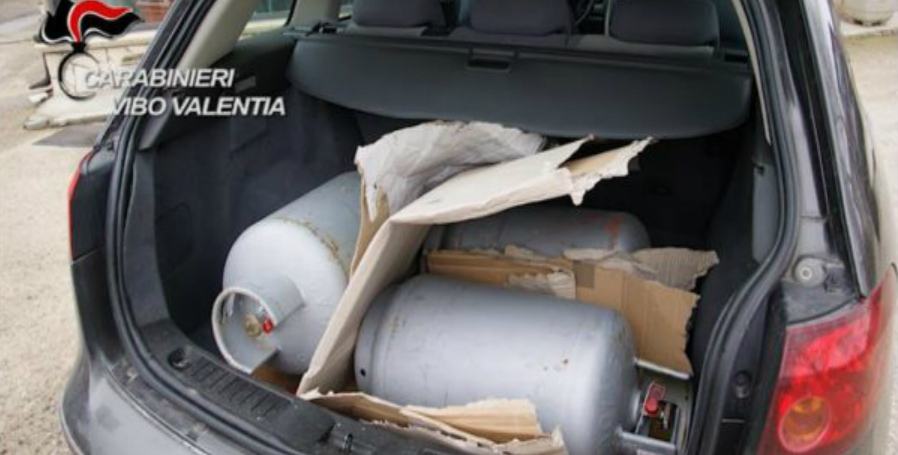 Dissidi familiari, padre tenta di far esplodere un'auto davanti l'attività del figlio 51 vibo valentia auto gas