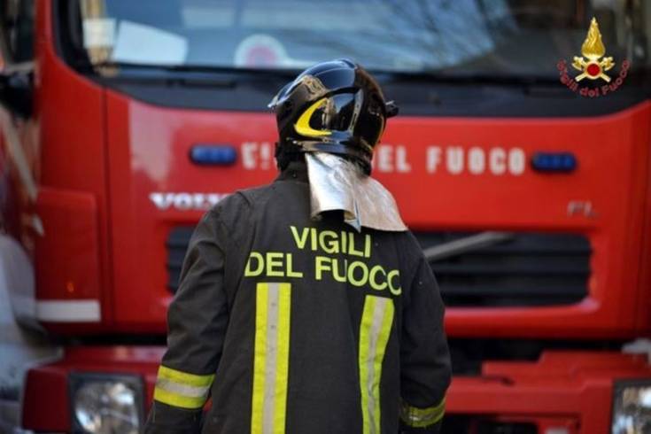 Abitazione in fiamme nel centro storico di Corigliano 51 vigili-del-fuoco