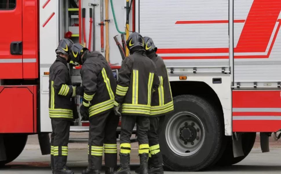Cosenza, vigili del fuoco salvano un cagnolino: "grande esempio di umanità" 51 vigili del fuoco 2 2