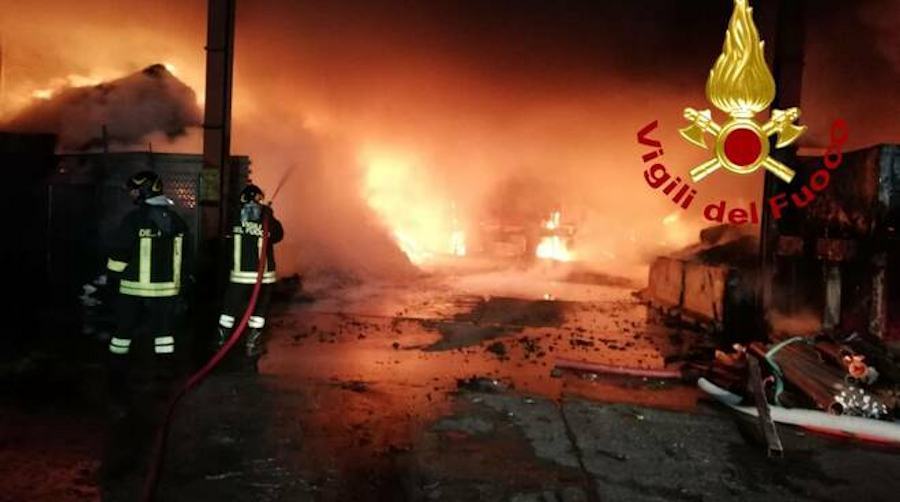 Fiamme in due diverse aziende. Vigili del fuoco impegnanti la scorsa notte 51 vigili del fuoco 28