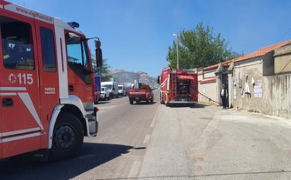 Fiamme vicino il cimitero: annerite alcune cappelle e disagi alla circolazione 51 vigili del fuoco 33