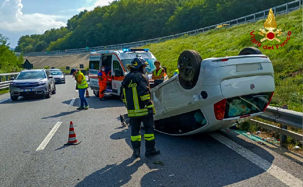 Auto si ribalta sull'A2 tra Altilia e Rogliano. Ferita una coppia di coniugi 51 vigili del fuoco A2 1