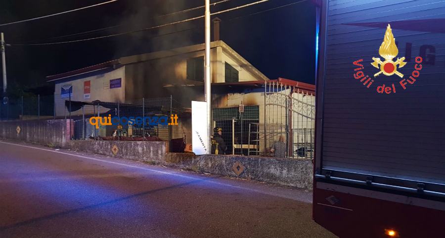 Incendio danneggia l'esterno di un deposito agricolo e di mangimi 53 vigili del fuoco capannone mangimi incendio gimigliano 02