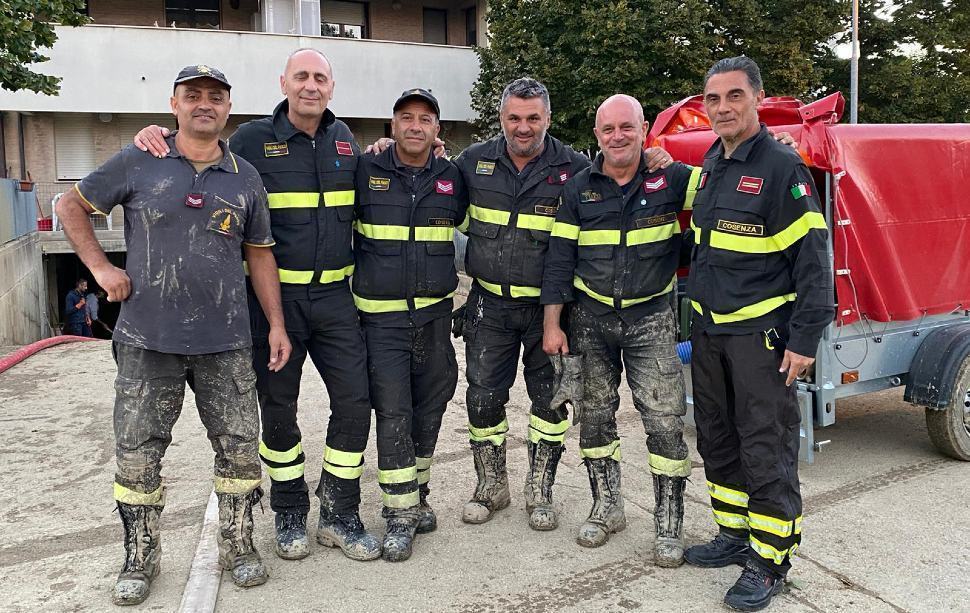 Anche i vigili del fuoco cosentini in missione nelle Marche per aiutare la popolazione 51 vigili del fuoco cosenza 2