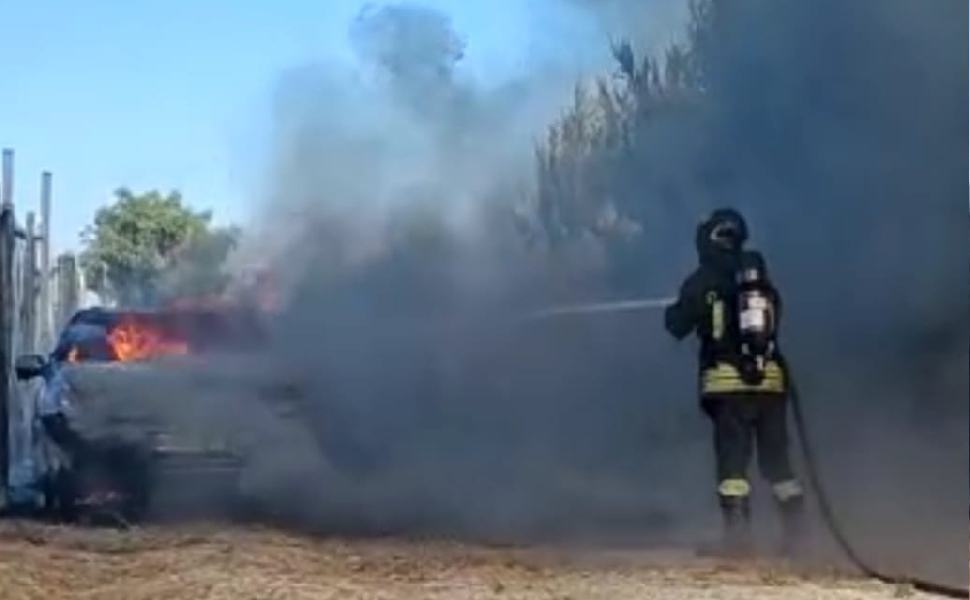 Bombola esplode durante un incendio. Sfiorata la tragedia per i vigili del fuoco 1 vigili del fuoco crotone