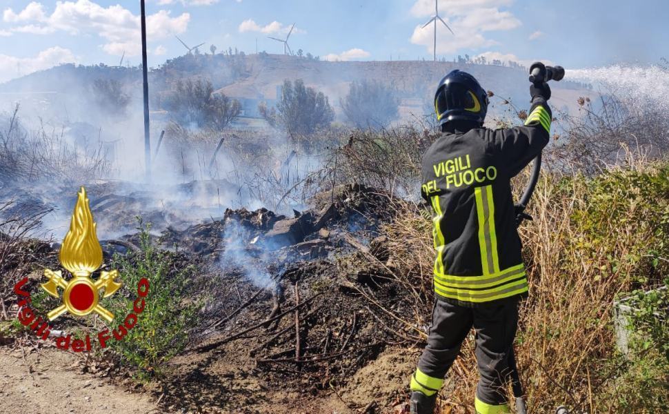 Ancora fiamme in Calabria. Vasti roghi nel crotonese lambiscono case e capannoni 51 incendio fiamme calabria