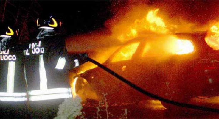 vigili del fuoco incendio auto nuova