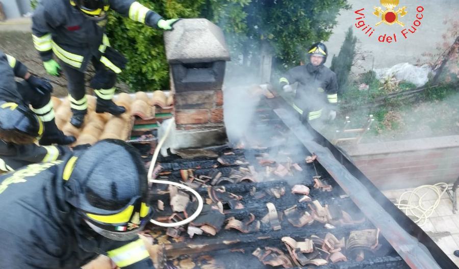 vigili del fuoco incendio tetto abitazione 02