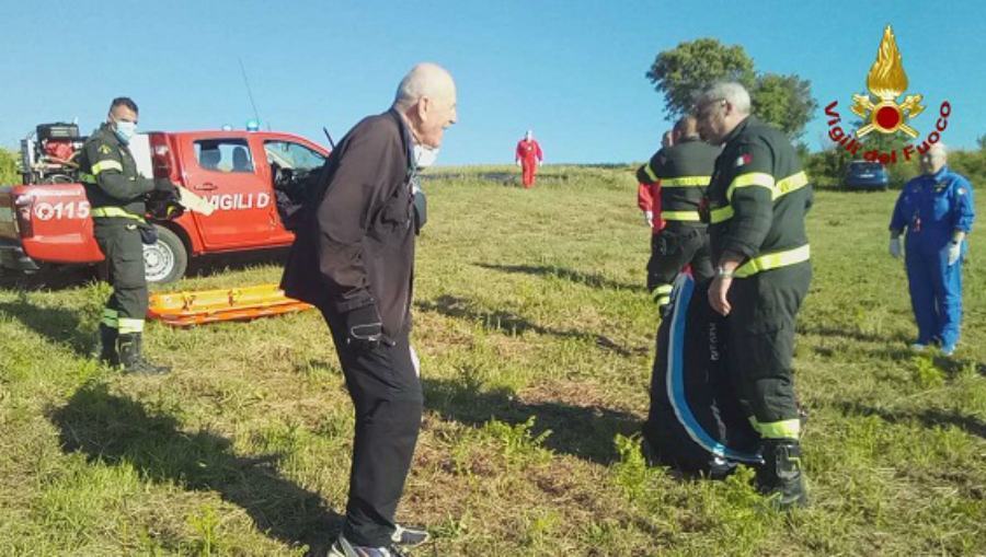 Precipita in parapendio, 71enne finisce tra gli alberi 53 vigili del fuoco incidente parapendio vibo 01