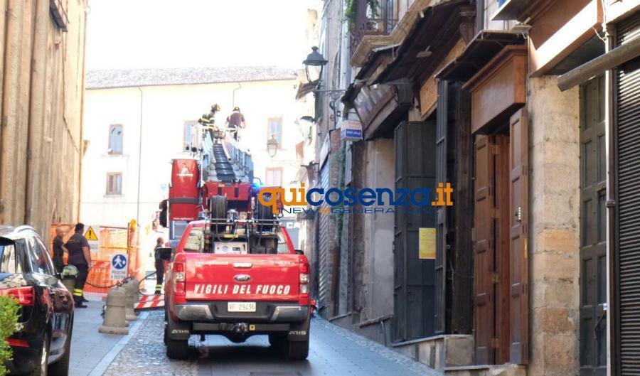 Vigili del fuoco nello stesso appartamento di Corso Telesio dove morirono 3 persone 55 vigili del fuoco intervento centro storico 04