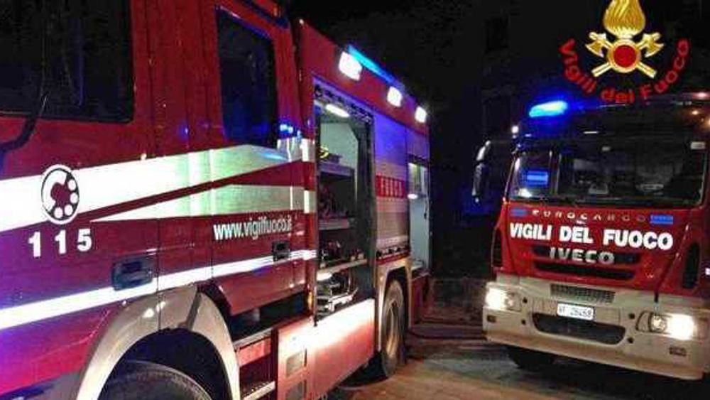 Vibo, intimidazione ad azienda: in fiamme due mezzi 51 vigili del fuoco notte 2 2