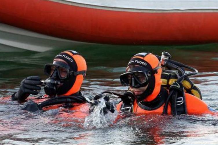 San Ferdinando, avvistato cadavere a largo della costa: sommozzatori avviano le ricerche 51 vigili del fuoco sommozzatori