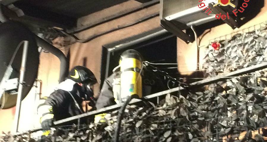 Due interventi nella notte per i Vigili del Fuoco, famiglia evacuata per un incendio nell'abitazione 55 vigili fuoco abitazione santeufemia