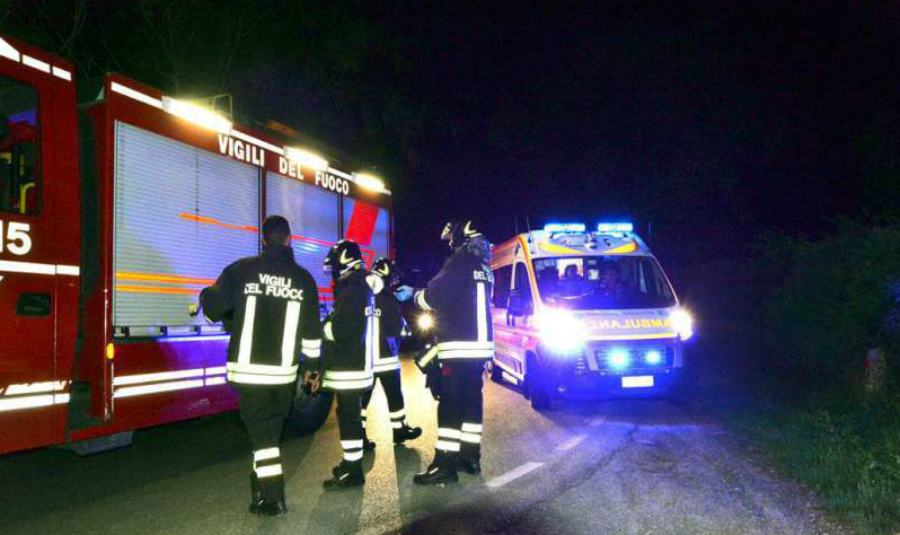 Giovane madre muore in un incidente dopo aver messo in salvo i due figli 51 vigili fuoco ambulanza notte