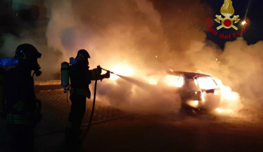 Auto in fiamme nel centro abitato a San Giovanni in Fiore 51 vigili fuoco auto incendiata repertorio