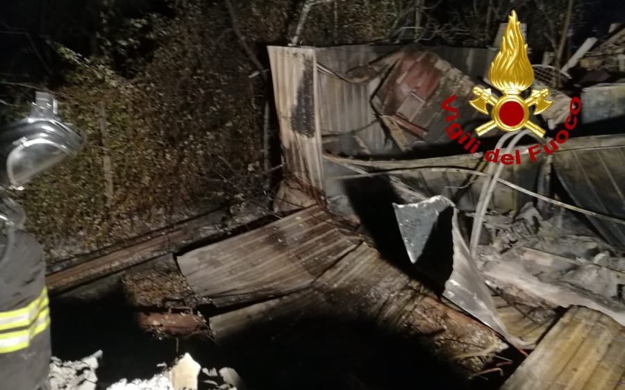 Castrovillari: a fuoco il magazzino di un'azienda, un operaio intossicato 51 vigili fuoco castrovillari