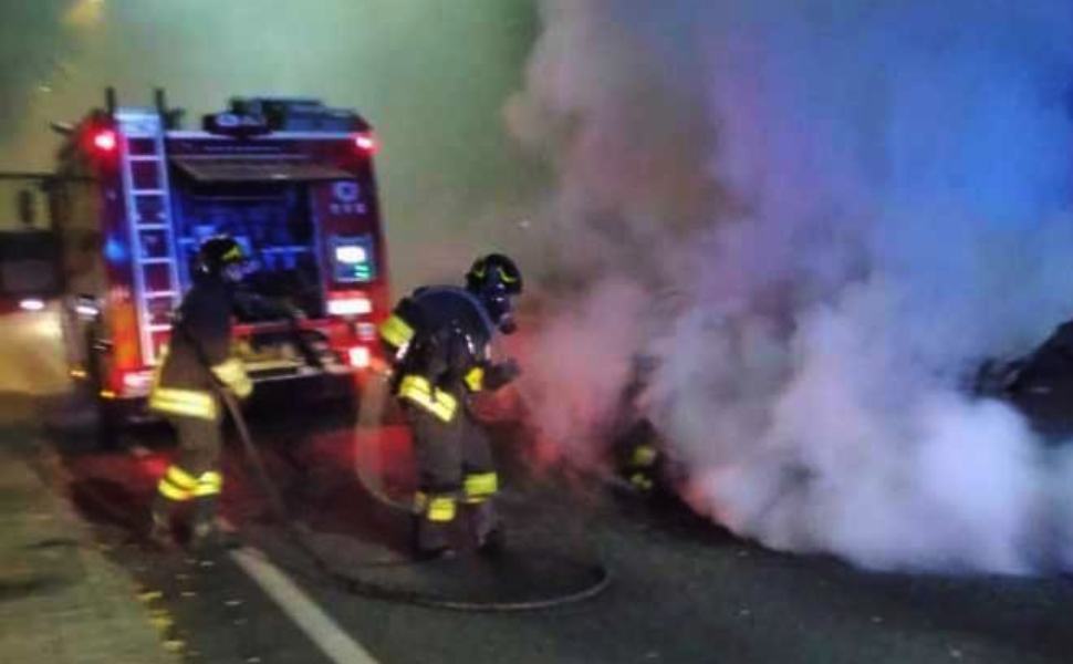vigili fuoco incendio auto
