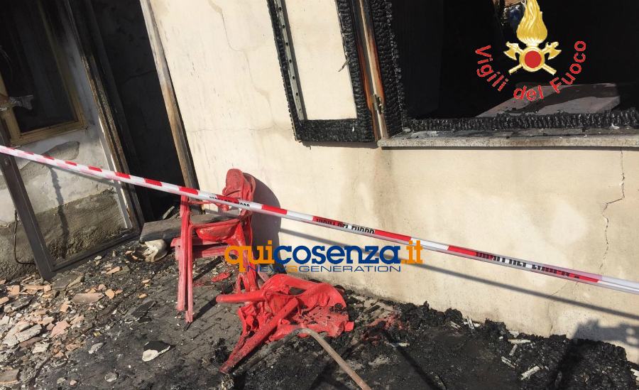 vigili fuoco incendio magazzino lamezia 01
