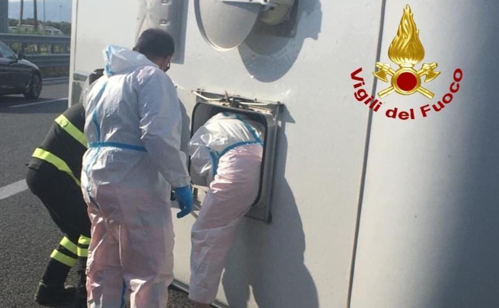Camper contro un'auto si ribalta, in ospedale una donna incinta 51 vigili fuoco incidente camper