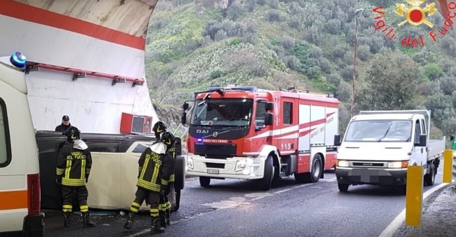 Auto si ribalta sulla Statale 280, una persona ferita 51 vigili fuoco incidente sansinato