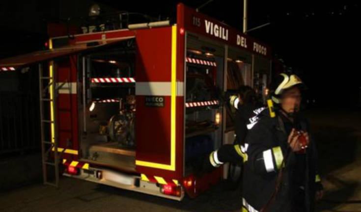 Panico per un incendio in una palazzina di sette piani 51 vigili fuoco notte 7