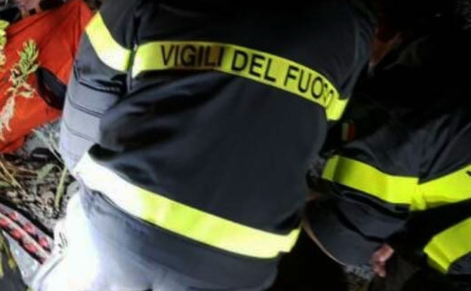 Cade in un burrone, morto un 54enne. Difficili le operazioni di recupero 51 vigili fuoco recupero