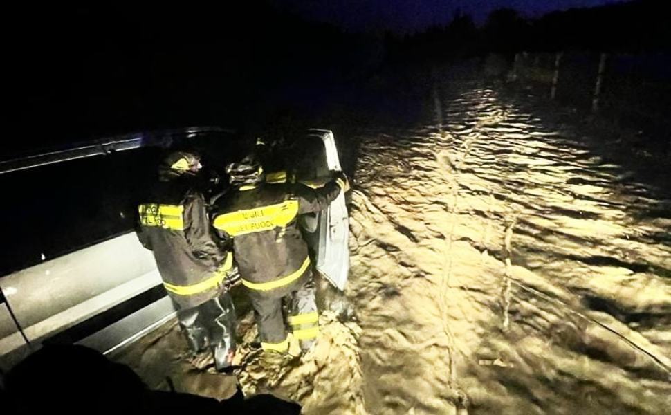 vigili fuoco soccorso maltempo automobilista bloccato