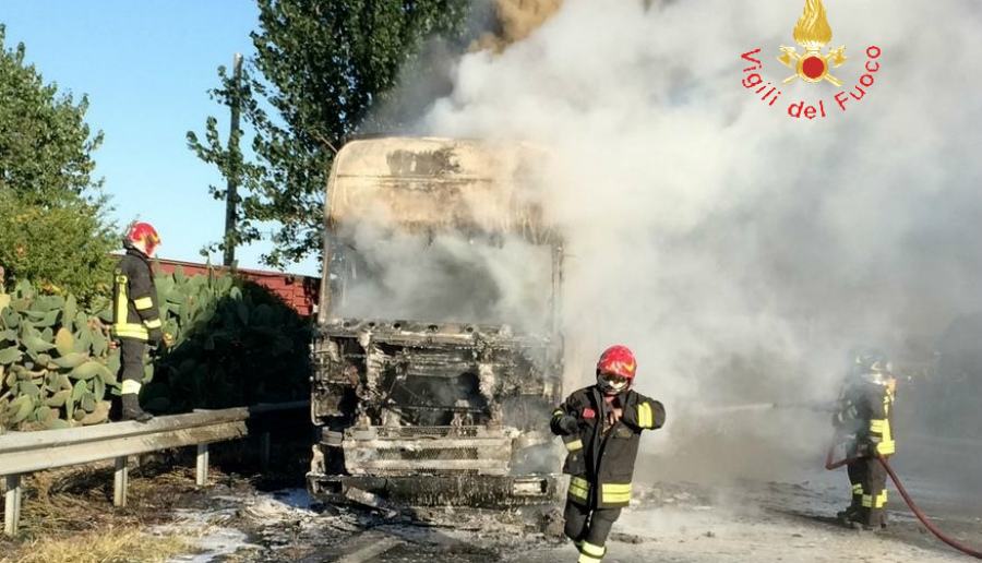 Autoarticolato in fiamme sulla Statale 18, disagi al traffico (FOTO) 55 vigili fuoco tir lamezia 01