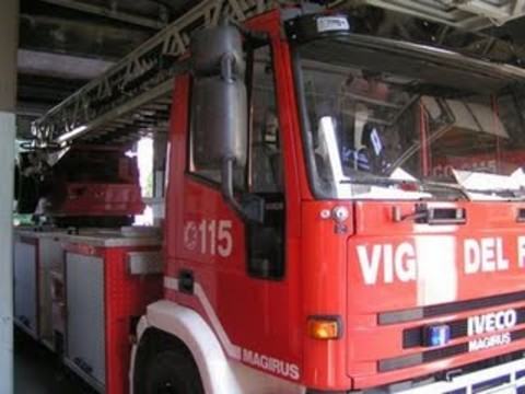 Belvedere Marittimo, in fiamme un mezzo della nettezza urbana. Forse un corto circuito 194 vigili fuoco