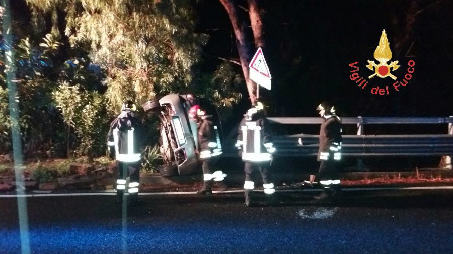 Incidente all'alba sulla Statale 106, auto si ribalta. Ferito il conducente 53 vigili incidente staletti