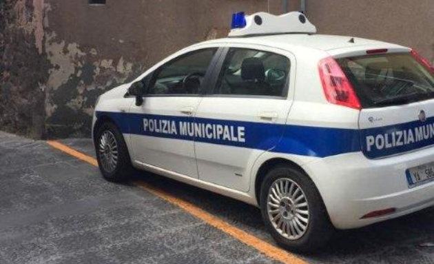 Auto dei vigili su strisce disabili, il sindaco si scusa ma è polemica 51 vigili1