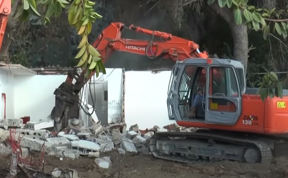 Abusivismo a Caminia, al via i lavori di abbattimento di 71 immobili 51 villette caminia demolizione 02