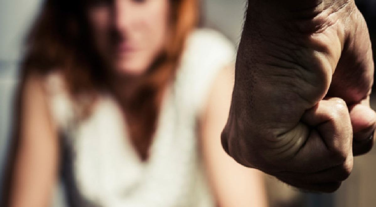Colpisce la madre con un cacciavite per estorcerle denaro 51 violenza 1 1