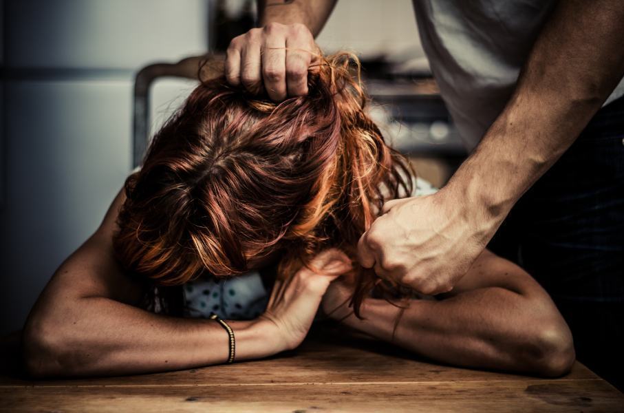 Cosenza: pugni al pancione della compagna, arrestato 20enne 68 violenza donne maltrattamenti