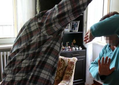 violenza figlio sulla madre