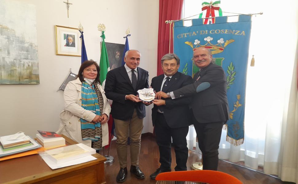 Cosenza, Caruso riceve a Palazzo dei Bruzi una delegazione dell'ANCRI 51 visita delegazione ANCRI 2