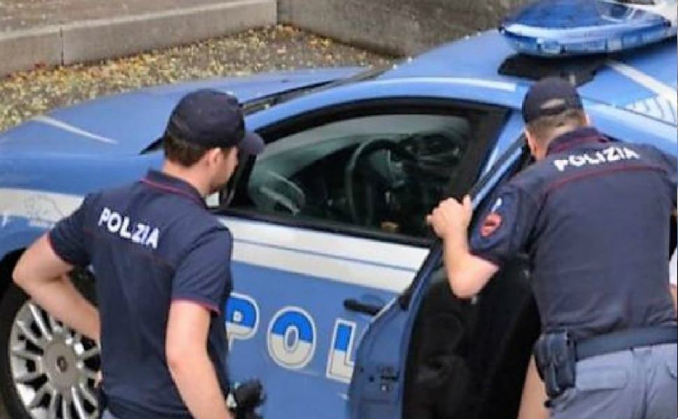 Incendi dolosi e furti di automobili. La polizia arresta tre persone 51 volante polizia 1 3