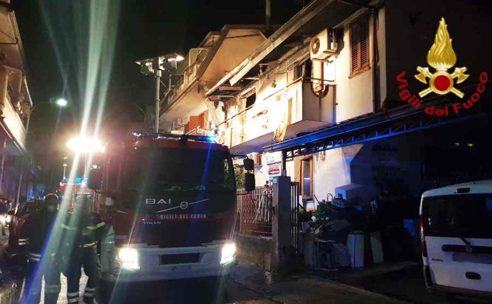 Incendio in un'abitazione, giovane muore intrappolato nella camera da letto 51 vv ff cinquefrondi incendio vittima trentenne