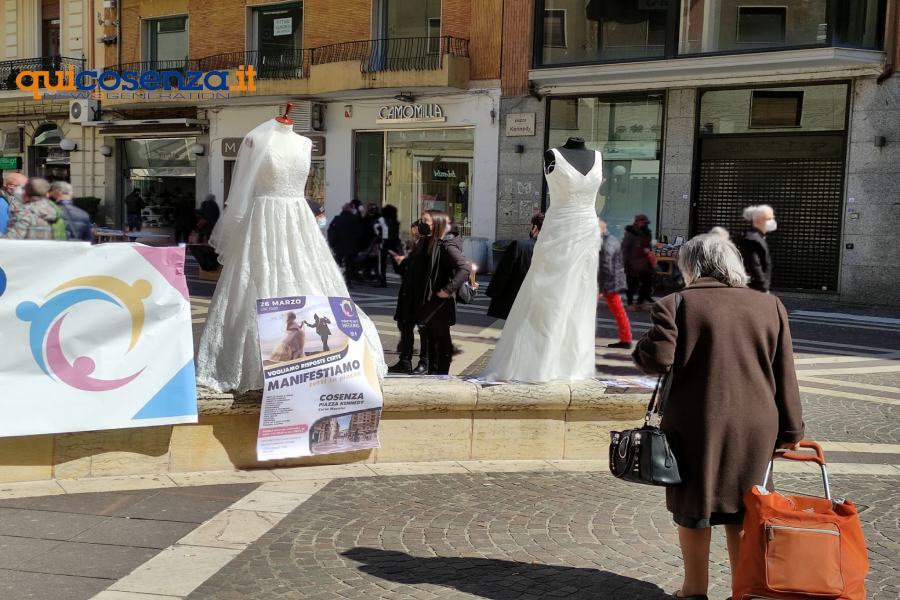 A Cosenza "Insieme per il wedding", sit in per un settore al collasso 74 wedding manifestazione Cosenza 02
