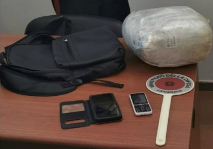 In treno con 3 chili di marijuana, arrestato 29enne 52 zaino marijuana