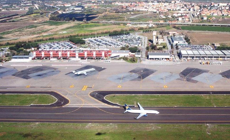 Aeroporto Lamezia: «Intollerabile il mancato raccordo con la stazione ferroviaria» 51 Aeroporto lamezia terme02