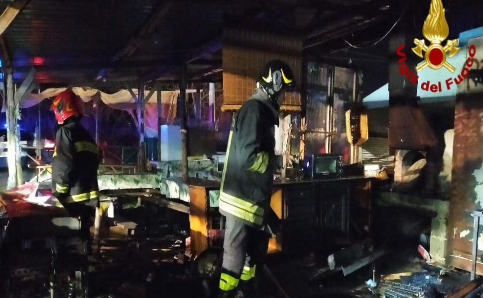 Spento incendio pericoloso: in fiamme baracca in legno 51 IMG 20221231 WA0006 e1672472963874 aafffeaa
