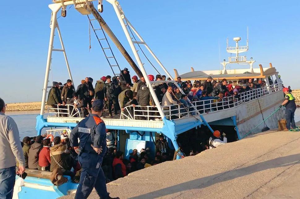 Migranti, doppio sbarco in Calabria: tensostrutture al collasso 51 Migranti 1