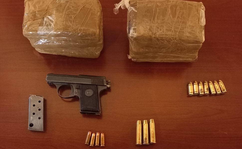 Seqeustro arma e hashish cosenza carabinieri